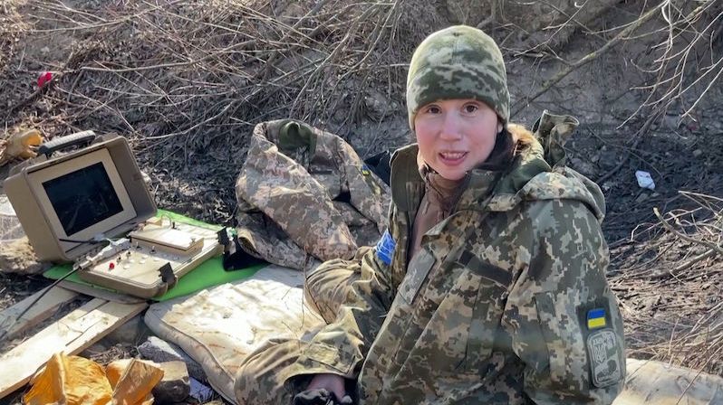 Známá ukrajinská novinářka a bývalá poslankyně ničí u Kyjeva ruské tanky